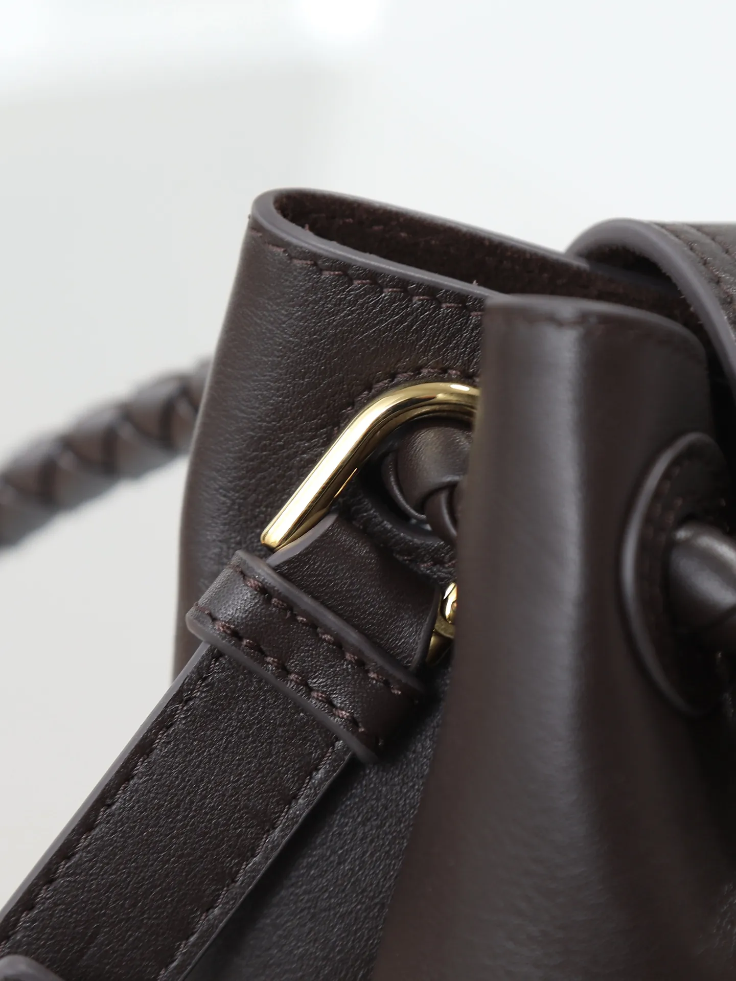 1150. Bottega Veneta's latest Ciao Ciao bag is a two-way flap handbag in silky cowhide, decorated with signature twist details, hidden hook closure, the flap can be fastened to the front, or connected to the INTRECCIATO woven internal pocket, with an adjustable and removable crossbody strap, an internal compartment, and a zippered pocket. The surprise flap has various shapes. Style 1 - Cover the bag surface, exposing the knot and knot decoration. Style 2 - Place the flap inside the bag. A buckle is also designed. Style 3 - The U-shaped position of the top handle in the hand bag. Style No.: 835835 Size: 26*19*10.5cm